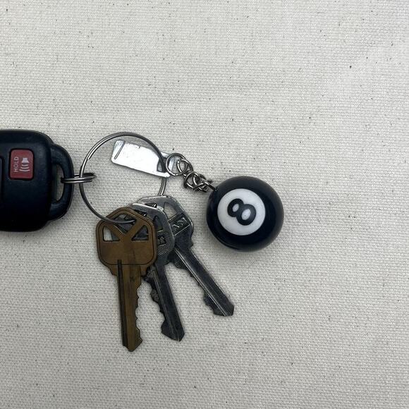 Y2k 2000s black 8-ball keyring for keychain - Picture 4 of 7